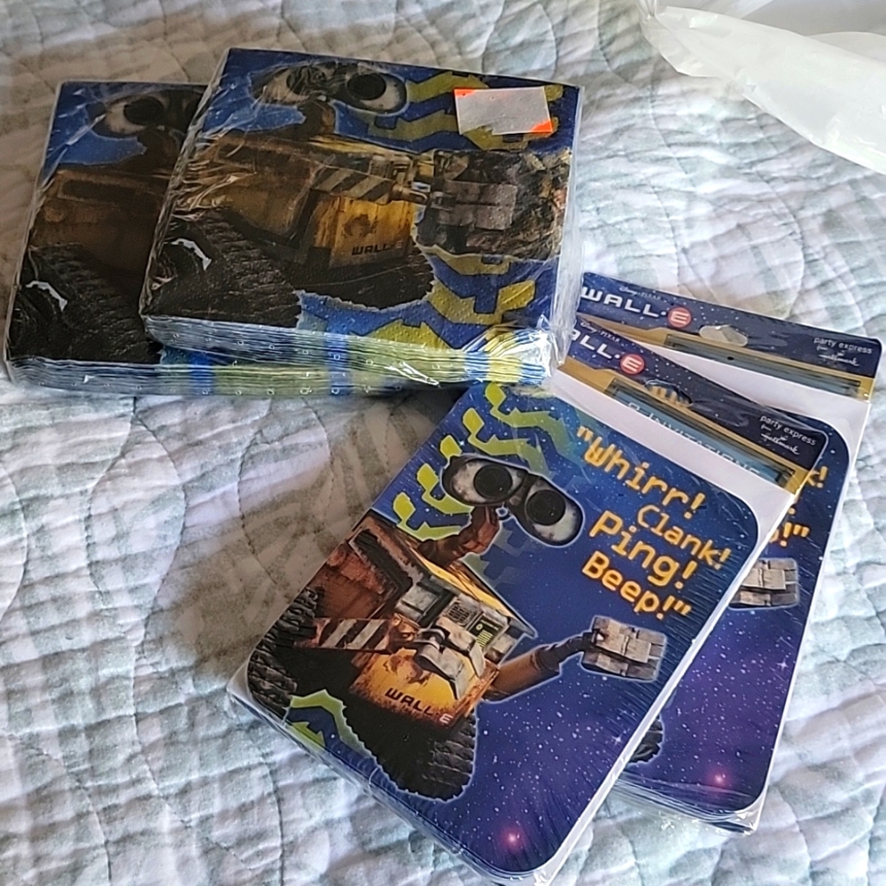 WALL.E PARTY INVITES AND NAPKINS